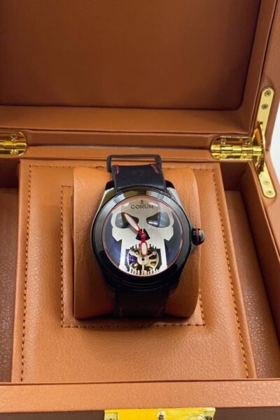 часы CORUM SCULL